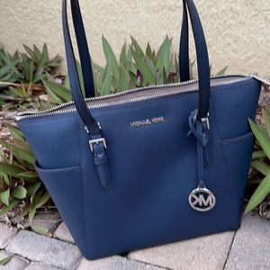 MICHAEL KORS CHARLOTTE LARGE TOP ZIP LEATHER TOTE